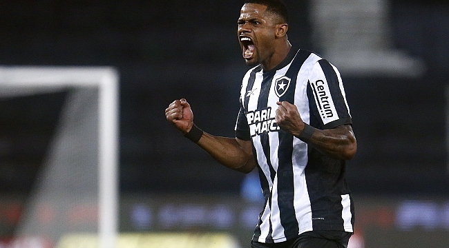 Botafogo goleia o Juventude e sobe para 3º no Brasileirão