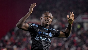 Com um jogador a menos, Grêmio bate Estudiantes na Argentina e vence a primeira na Libertadores