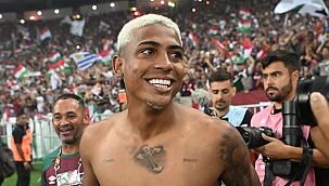 Mulher de John Kennedy termina relacionamento após festinha na concentração do Fluminense