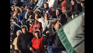 Torcedora do São Lorenzo faz gestos racistas para torcida do Palmeiras