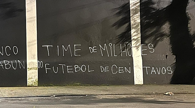 Torcida do Corinthians picha muros do Parque São Jorge: "Time de milhões, futebol de centavos"