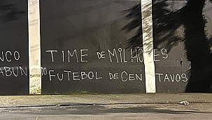 Torcida do Corinthians picha muros do Parque São Jorge: "Time de milhões, futebol de centavos"