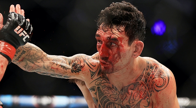 UFC 300: Holloway aplica nocaute histórico em Gaethje e conquista o cinturão BMF