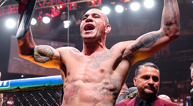 UFC 300: Poatan nocauteia Hill de maneira brutal, mantém o cinturão pede luta no Rio