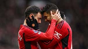 United e Liverpool empatam no clássico inglês e mantêm o Arsenal na liderança da Premier League