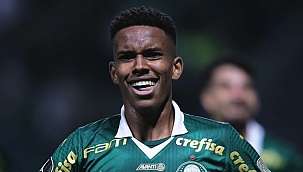 Lomba 'franga', mas Estevão marca no último lance dá a vitória ao Palmeiras