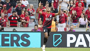 Vasco tem um jogador expulso após lance bizarro e é derrotado pelo Athletico-PR