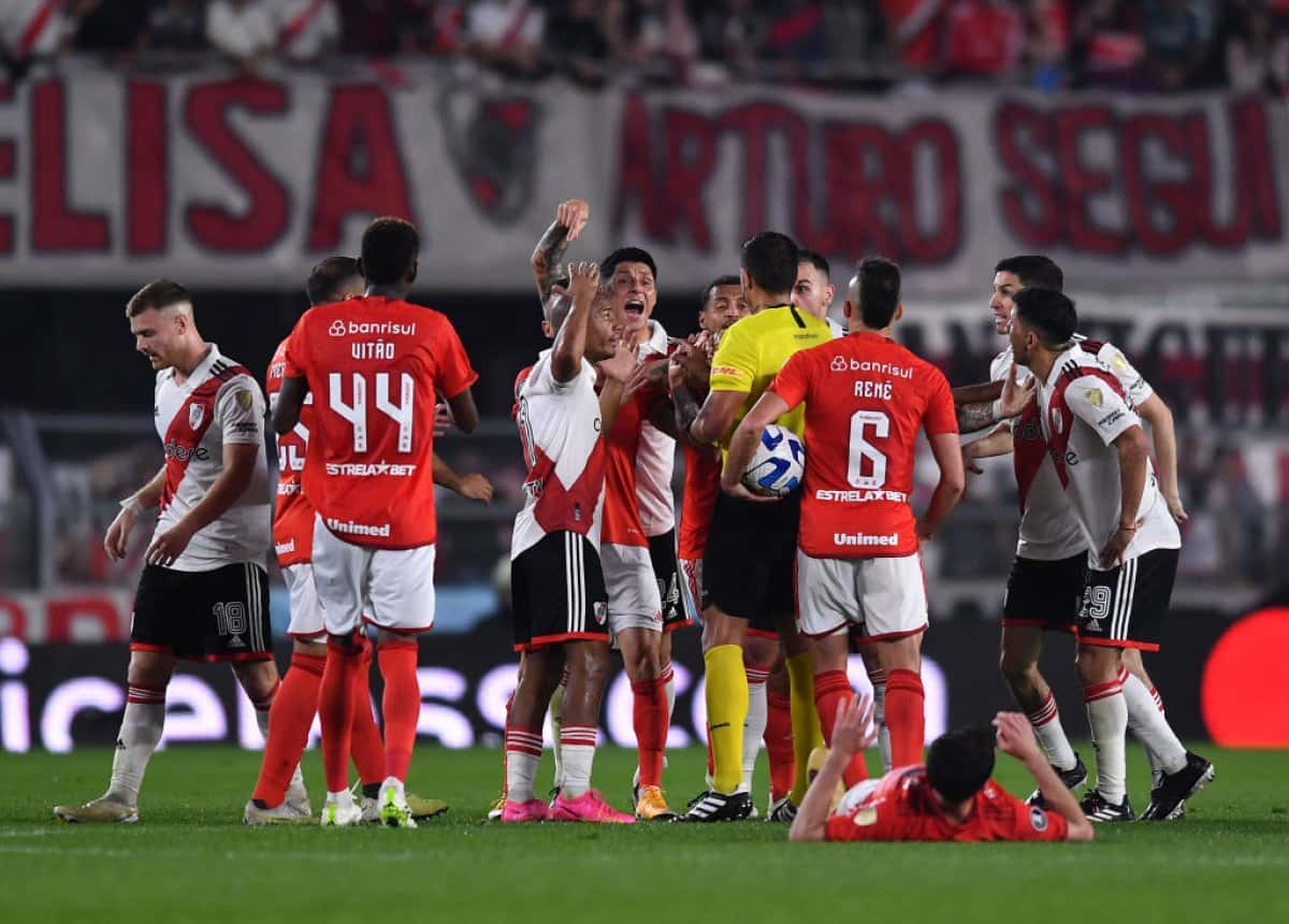 Internacional x River Plate As escalações e onde assistir ao vivo e de