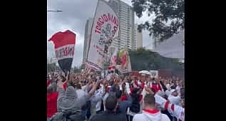 Torcida do São Paulo faz festa no CT antes do embarque para Argentina