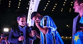 Luis Suárez é apresentado ao torcedor do Grêmio e se emociona 